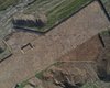 Luftaufnahme des bislang einzigen Hausgrundrisses mit zwei halbrunden Abschlüssen