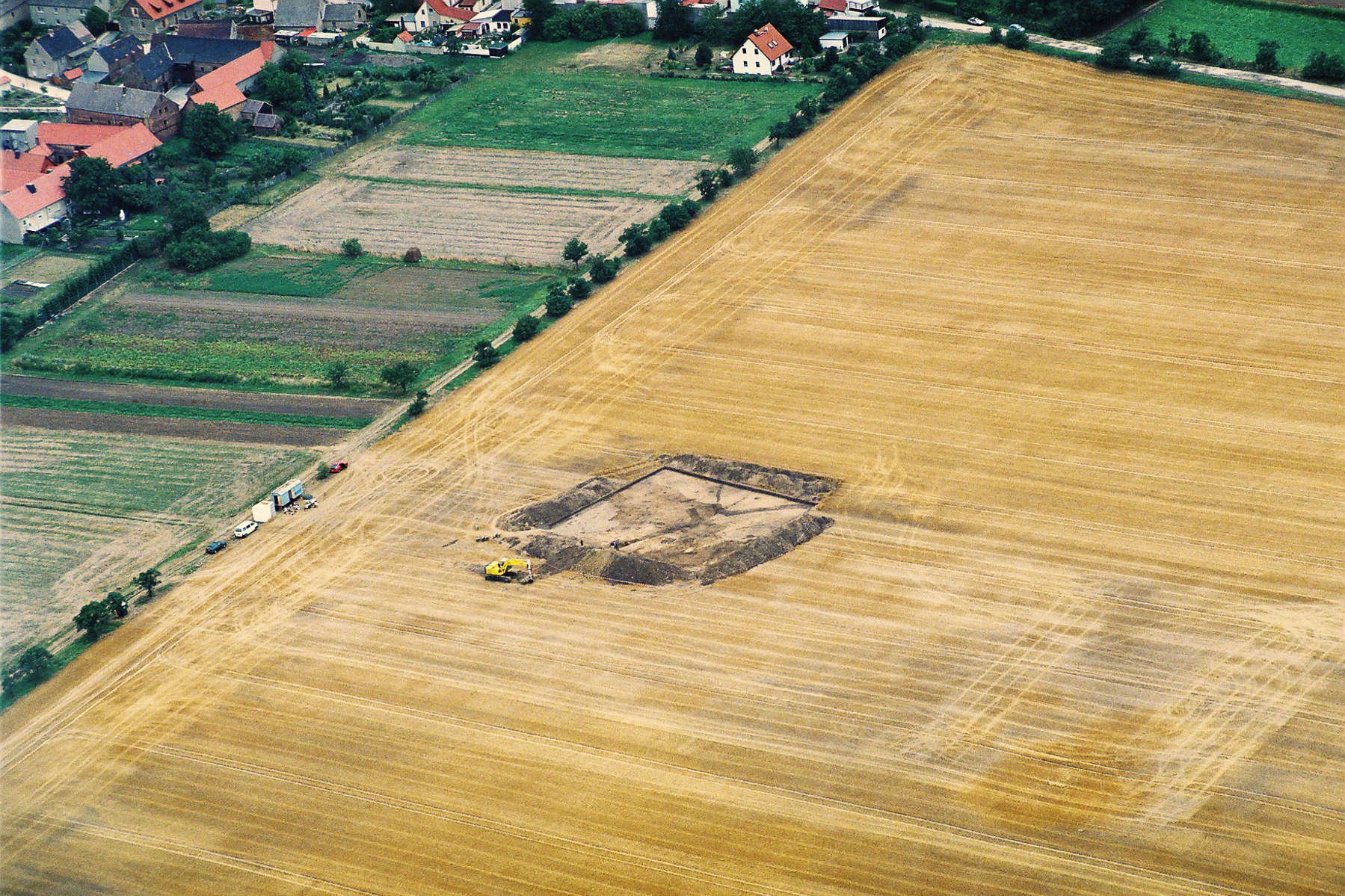 Die Grabungsfläche im Jahr 2003. Im Hintergrund liegt östlich (hier links) der Ort Goseck. © LDA, Foto: R. Schwarz.