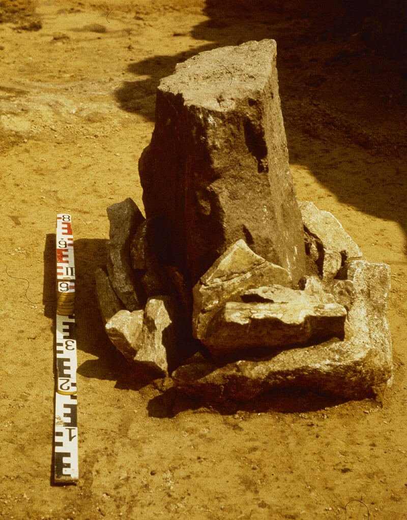 Detail view of the red miniature stele. Photo: © LDA.