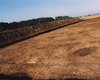Blick auf die Grabungsfläche von 2002. Der 50 x 10 m große Schnitt wurde nordöstlich des Südost-Tores aufgezogen. © LDA.