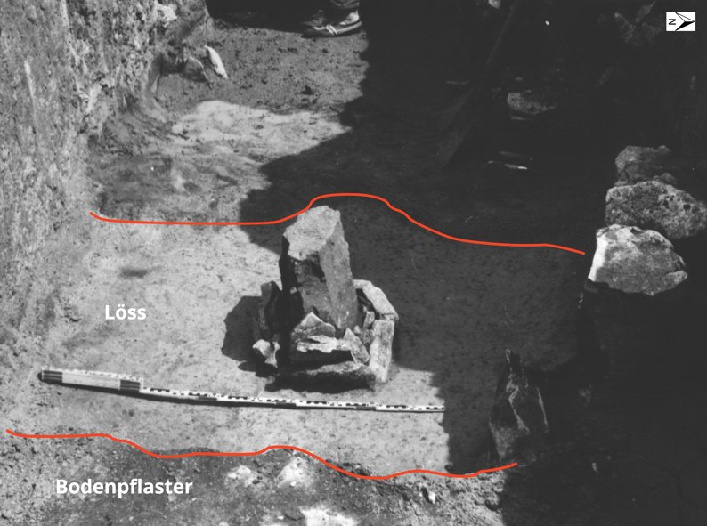 Schwarz-Weißfotos der Stele mit eingezeichneten Grabungsgrenzen