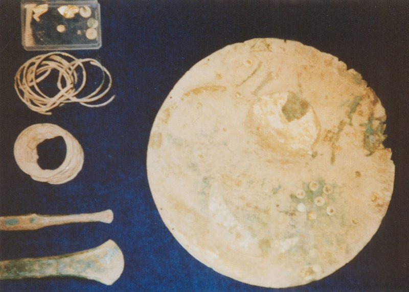 Photo of the Sky Disc together with the accompanying finds in a still uncleaned state. © LDA, photo: shot taken by the dealers.