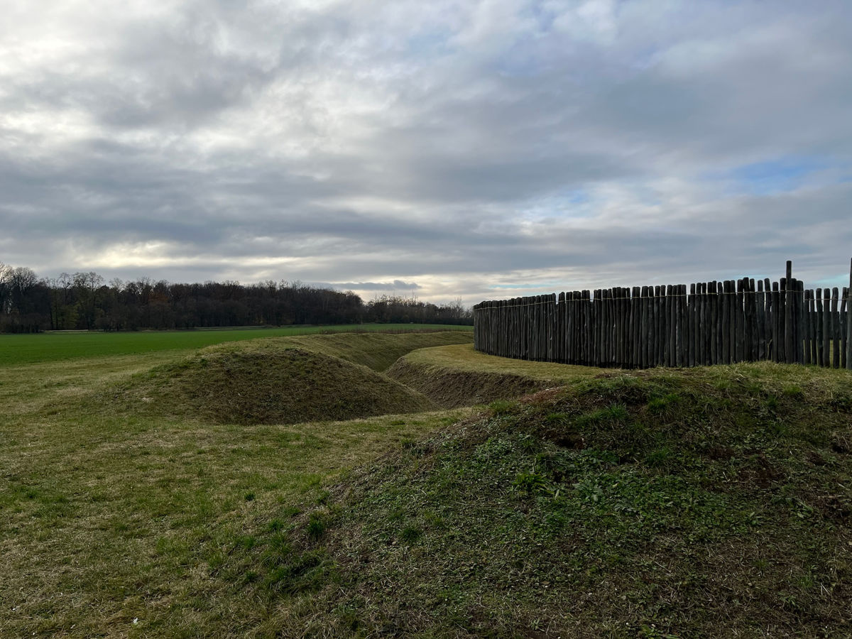 Wall und Graben der rekonstruierten Kreisgrabenanlage von Goseck