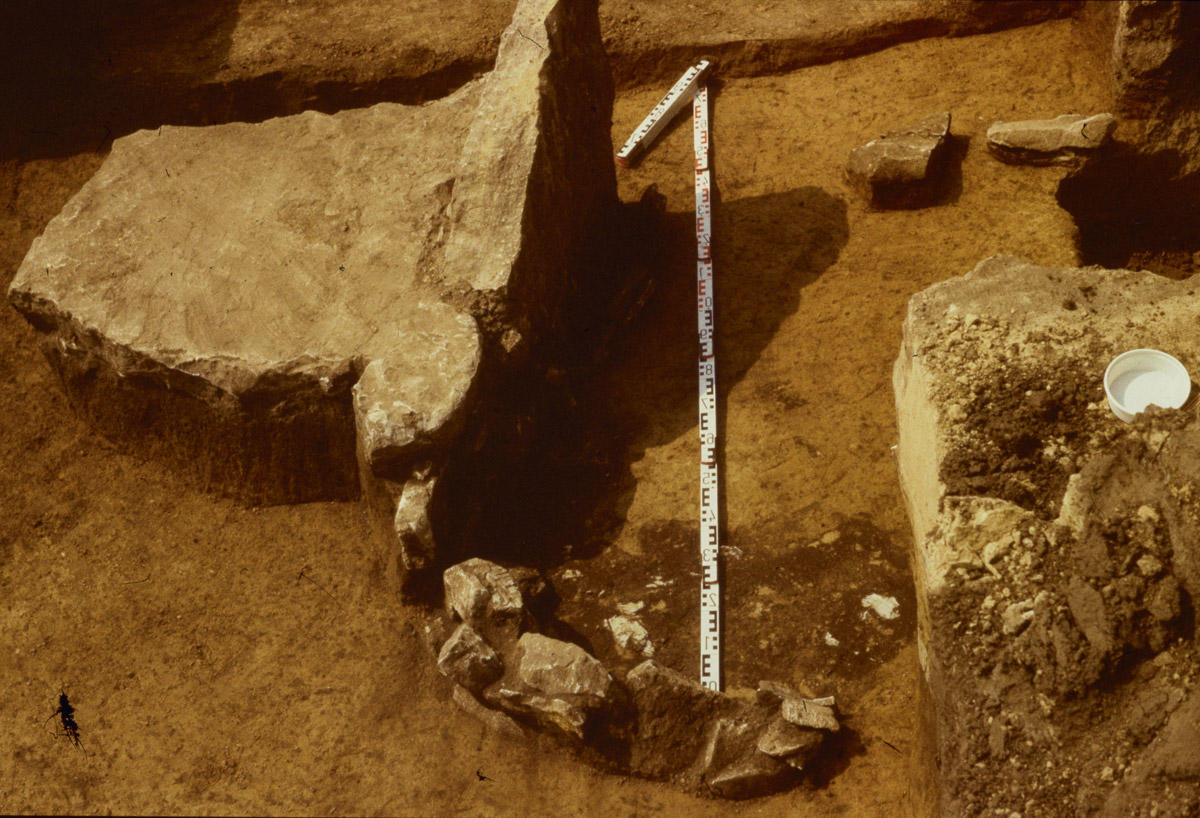 Eingangsbereich des Steinkammergrabes von Langeneichstädt mit stehender Verschlussplatte und liegendem "Trittstein"