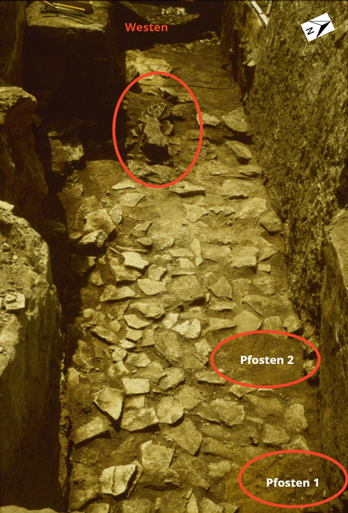 The photo shows the slab paving, the two postholes next to the northern wall of the chamber and the position of the red sandstone stele. View from the east. Photo: © LDA.