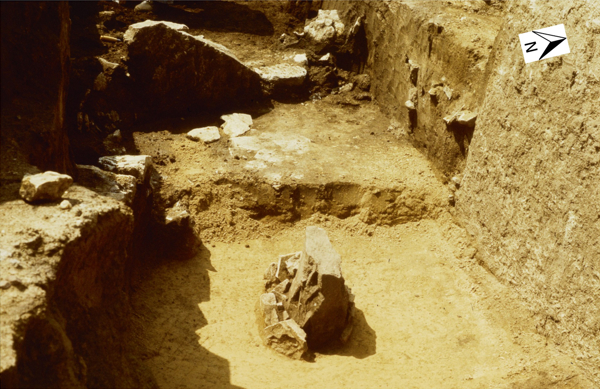 View of the stele from the east. In the background, the terminal slab of the entrance area is visible. On the right: the fourth stone slab of the northern chamber wall. Photo: © LDA.