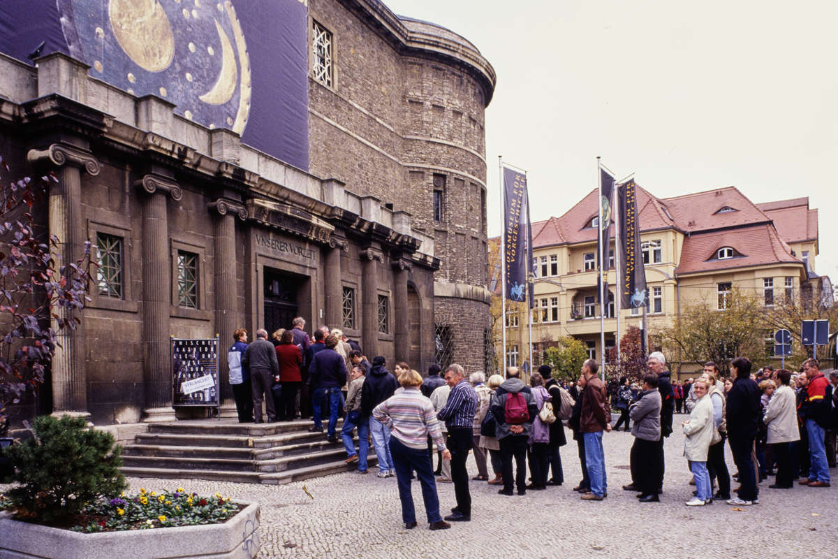 Long queues at the entrance of the State Museum of Prehistory for the opening of the special exhibition "The Forged Sky" 2004.