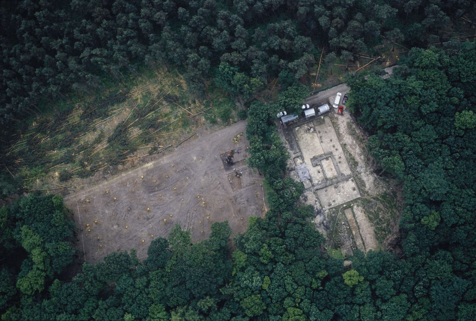 The excavation area on the Mittelberg hill near Nebra, aerial photograph.