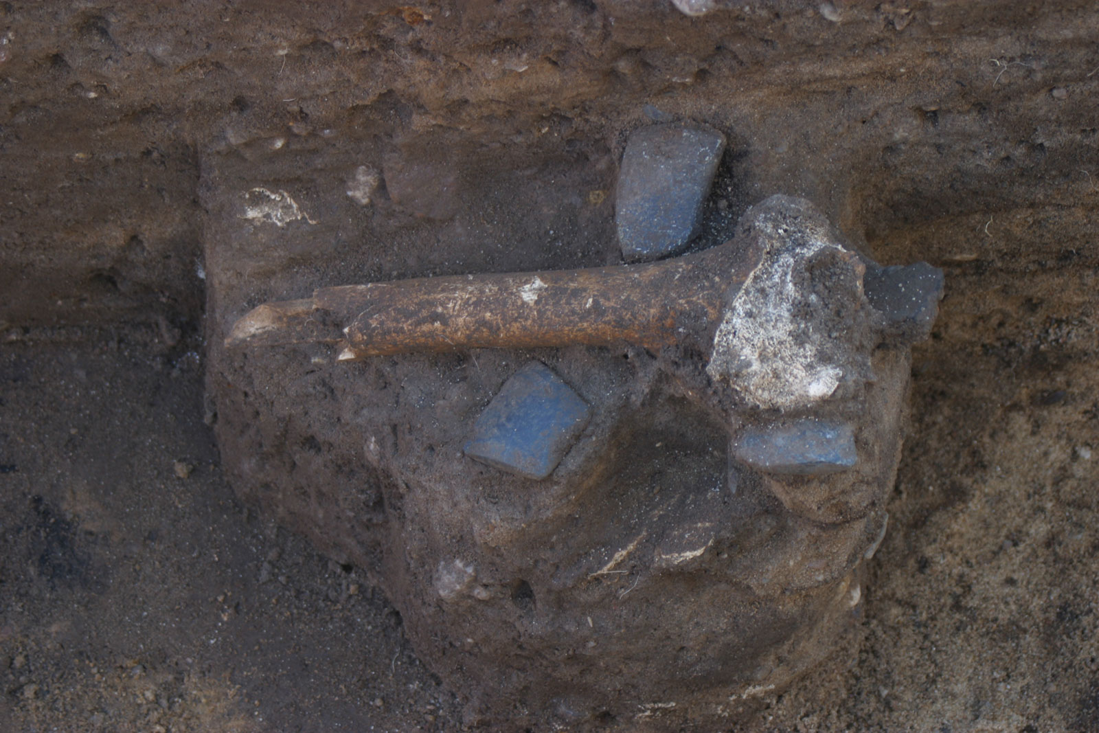 Detailansicht der Schachtgrube, Befund 300. Im oberen Verfüllhorizont  wurden drei Steinbeile und ein menschlicher Oberschenkelknochen niedergelegt. 